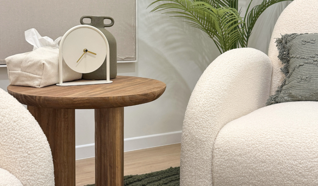 Sala de terapia en OLEA Salud con sillones, mesa auxiliar y ambiente acogedor