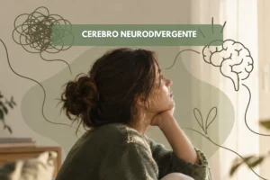 Mujer pensativa junto a grafismos que representan un cerebro neurodivergente