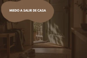 Puerta de una vivienda entreabierta con luz natural entrando desde el exterior, imagen que representa el miedo a salir de casa.